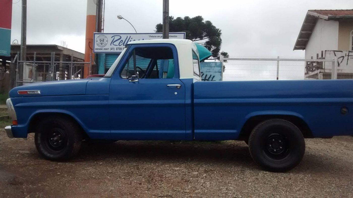 Caminhonete Ford F-100 azul com cabine branca