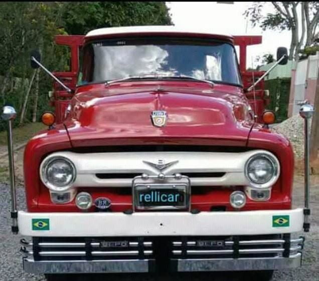 Caminhão Ford F-600 vermelho e branco restaurado
