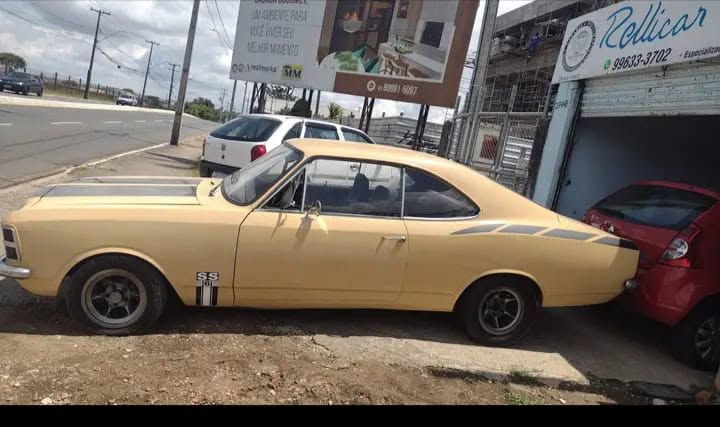 Chevrolet Opala SS amarelo em frente à oficina